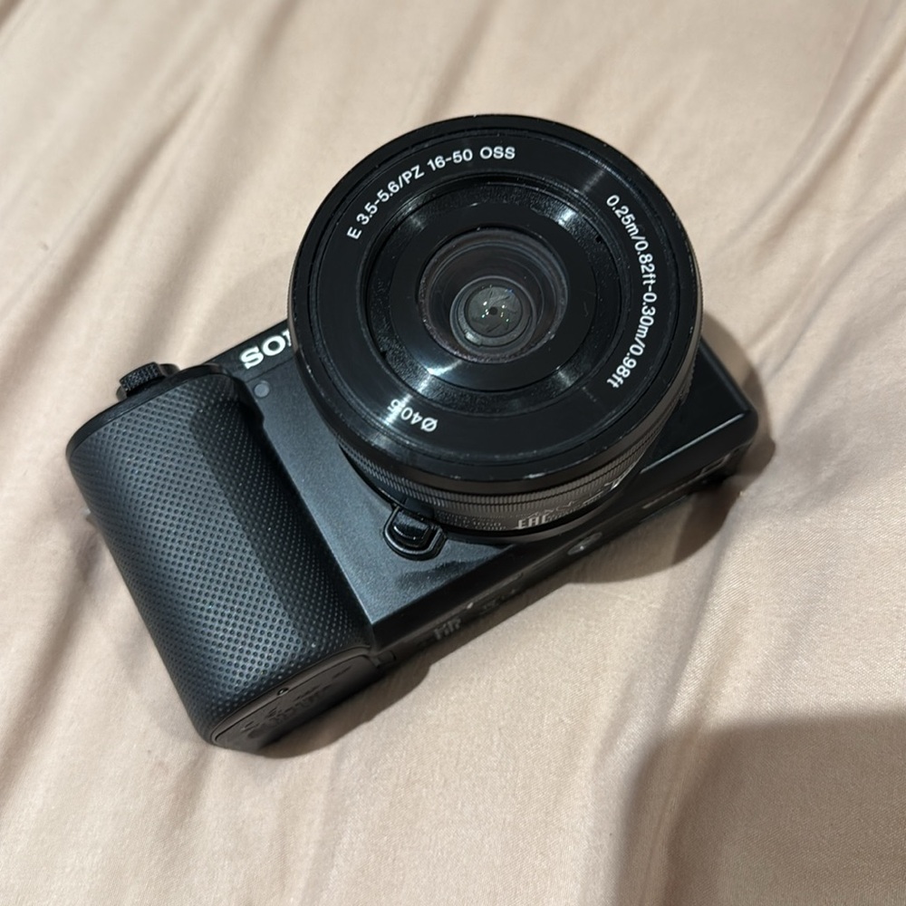 Sony ZVE10 Black Camera with Flip Screen